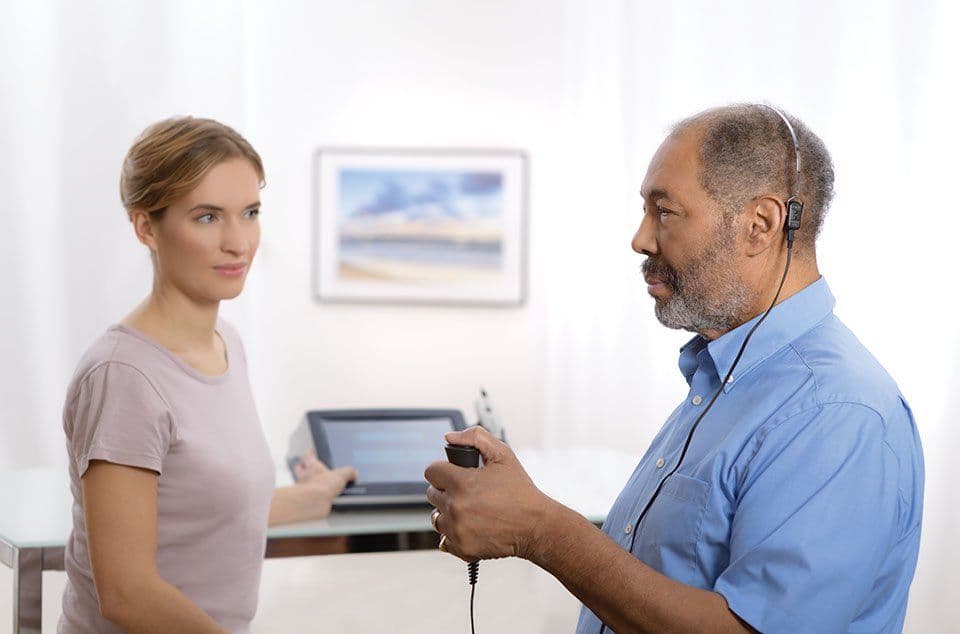 Älterer Patient mit Ohrstöpseln bei der Impedanzmessung